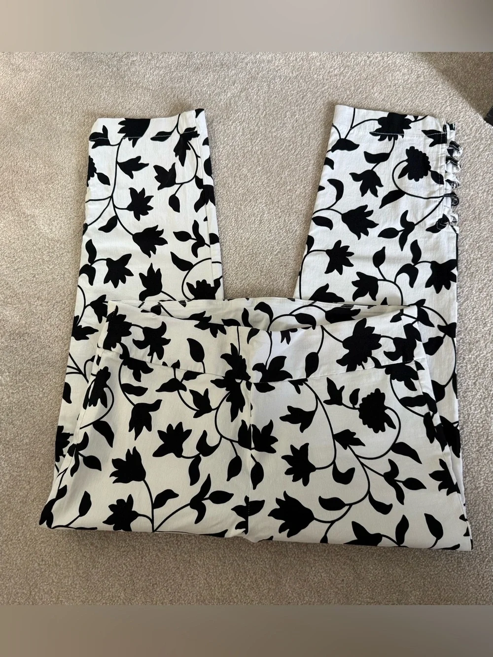 Attyre Black and White Floral Stretch Capris/Cropped Pants